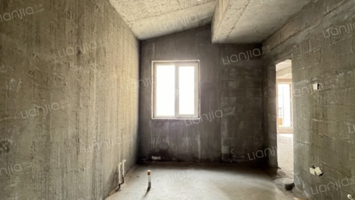 哈弗小镇联排别墅，房本满二带地下室，打造绿色生态社-卧室E