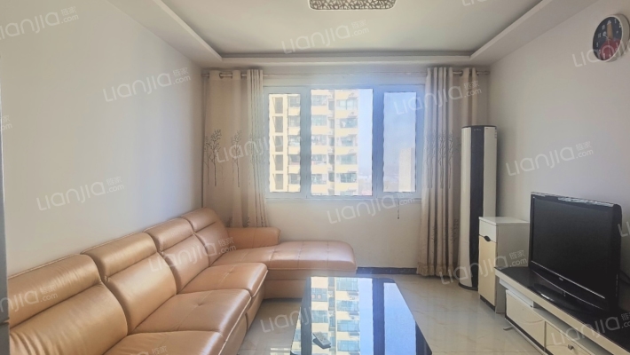 水岸花城小区，大社区，集体供暖精装修，格局好采光好-客厅