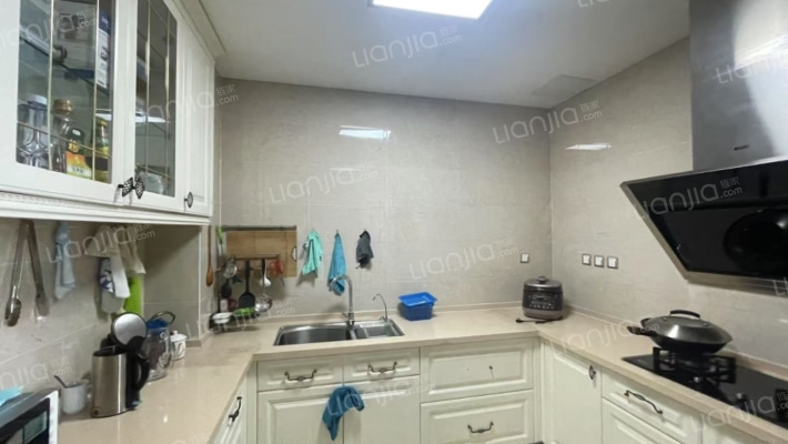 此房精装修，北京院子只有一栋精装.自住的独栋别墅。-厨房