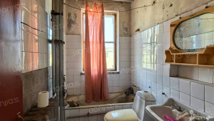 二康东北侧低价三居 房本满五 过度不错-卫生间