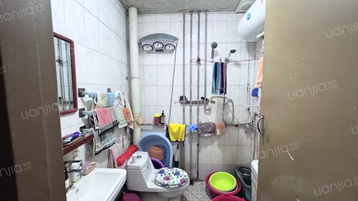 范阳路研制厂家属院南北通透两居，本满五年-卫生间