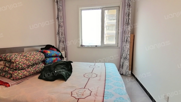 火车站旁 精装南北通透大两居，自住装修，急售-卧室B