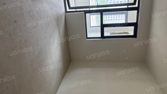 高速发展地带精品三居室诚意出售-卧室C