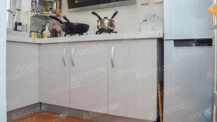 单位房，公摊无。精装修两居，房本满五税费低。-厨房