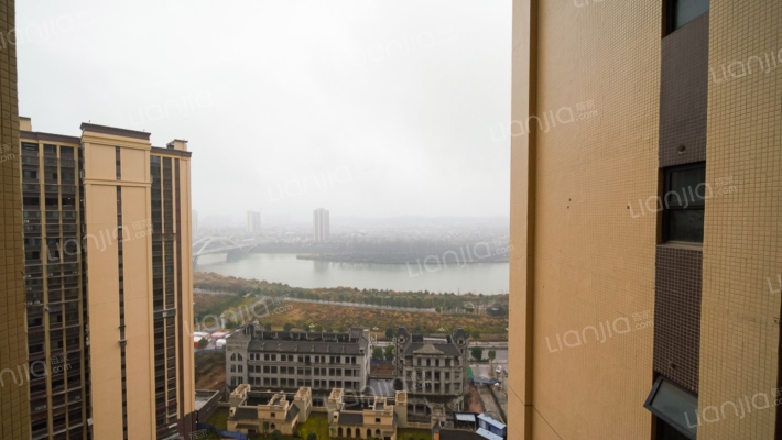 中铁2期 房东急售，正宗地铁口，高楼层，视野效果巨-窗外景观