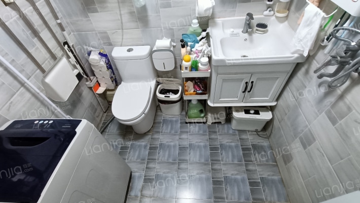 财富九龙城的一居室 采光好 总价低-卫生间
