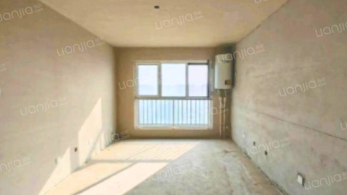 此房是毛坯房，业主诚心出售，可以看房子，价格还可谈-客厅