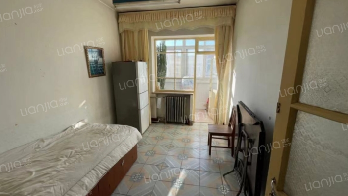 东兴街，板楼经典，三居室。满二-卧室C