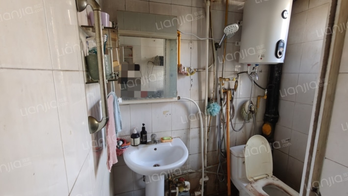 范阳路沿线  小两居  集中供暖  采光充足 步梯三层-卫生间