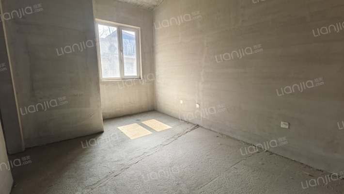 爱伦堡，满二，毛坯房，地上三层，地下一层，联排别墅-卧室C