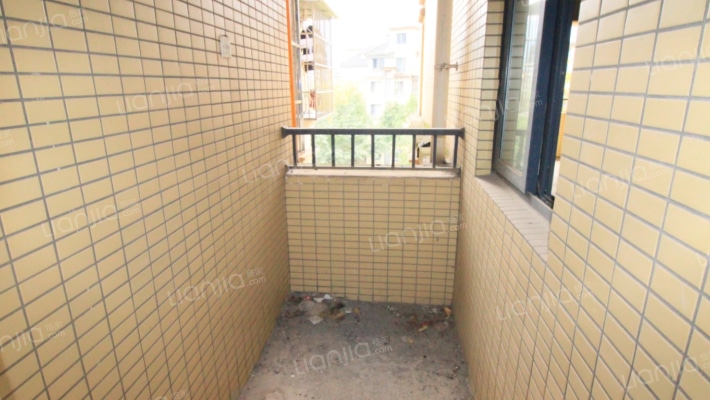 滨江奥斯卡套二交通便利小区环境干净舒适适合居住-阳台