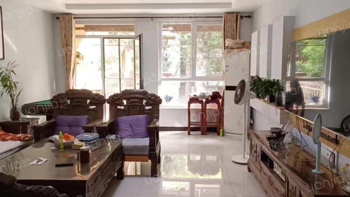 此房南北通透洋房，精装修拎包入住， 交通便利-客厅