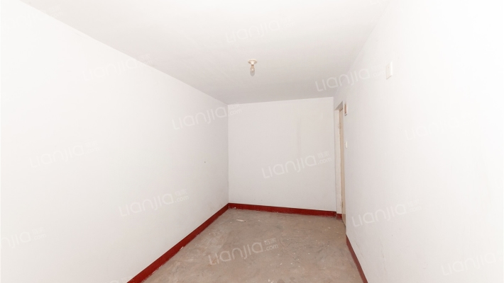 一楼带院直通地下室，直接更名，可以贷款-地下室