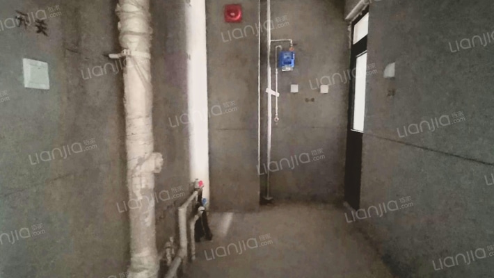 房子朝南两居中上楼层，本满二，毛坯房-卫生间