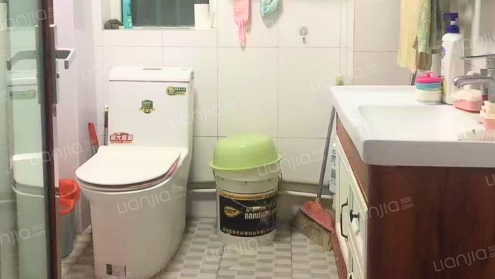 此房南北通透，明厨明卫，房本满五唯一，税费少。-淋浴间