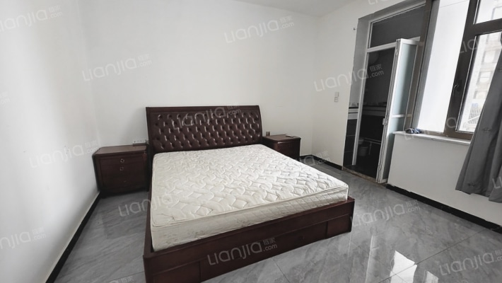 晨光路独院业主急售 带两间临街门面房-卧室B