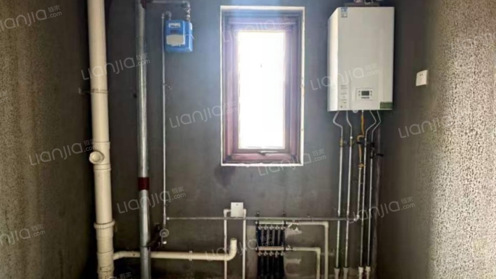 此房南北通透三居格局，位置视野采光全天无遮挡。-厨房