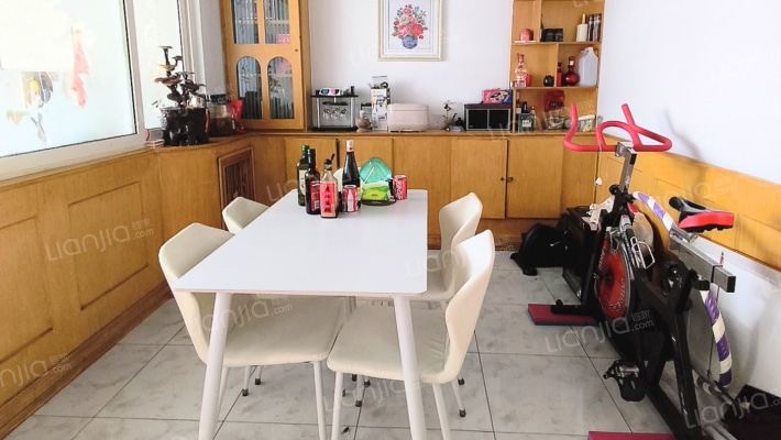 南北通透大三居。紧挨市医院市政府-餐厅