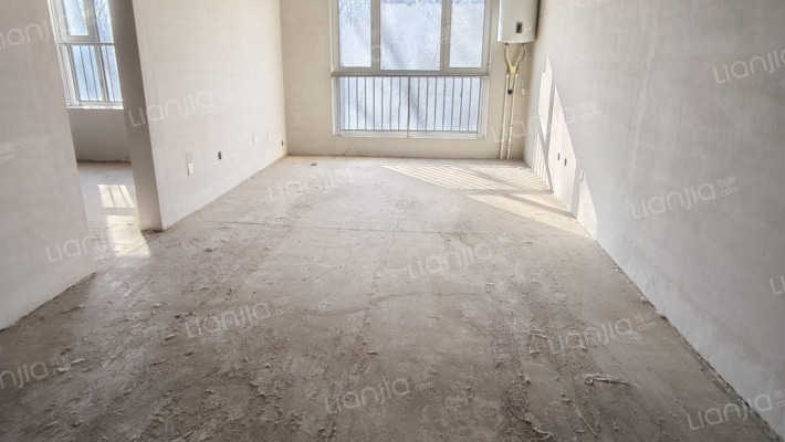 急售三利东朝南两居，毛坯满二，价格可议-客厅