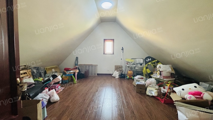 独栋别墅 房子业主自住装修保持的很好 有暖气 南花园-卧室C