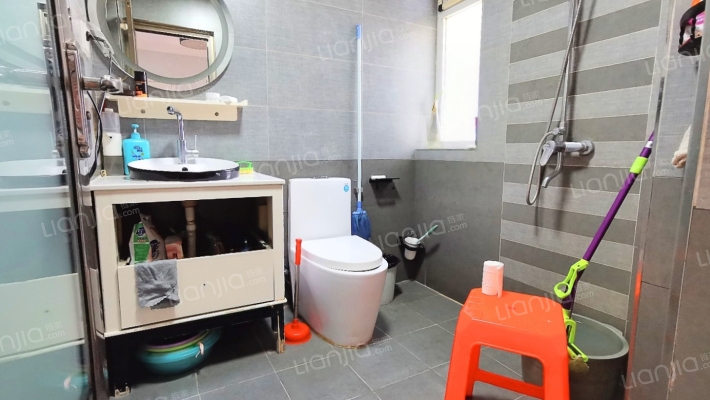 天地新城，小两居，南北通透，一梯两户-卫生间