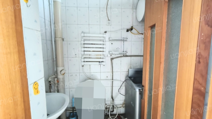 此房满五 房主诚心出售南北通透户型 价格可议-卫生间