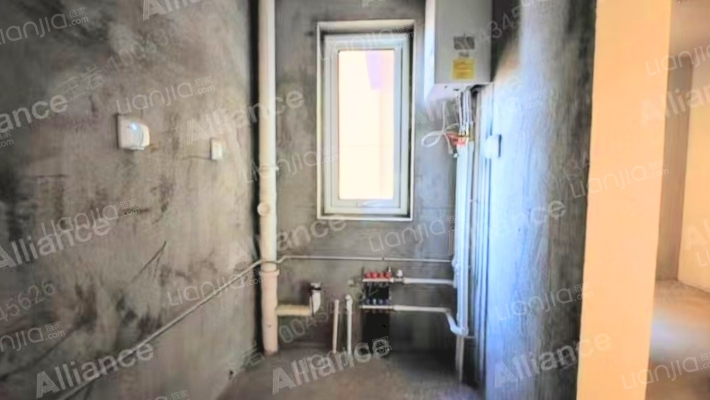 此房是南向两居室，中间层，采光视野好，房本满二-厨房