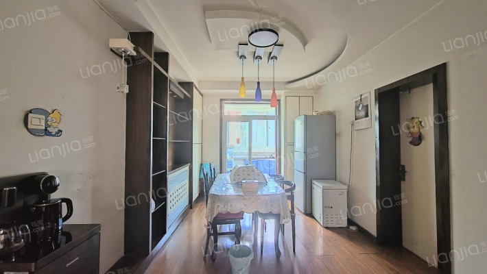 东兴小区南北通透低楼层大三居  户型好-餐厅