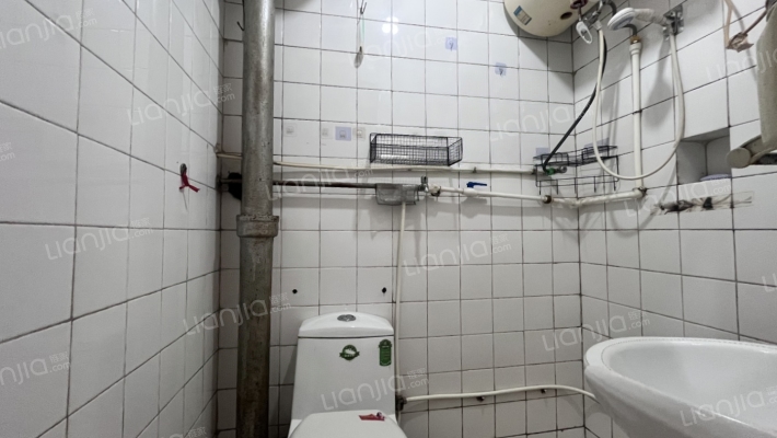 范阳路板楼2层，南北通透两居，房本满五唯一-卫生间