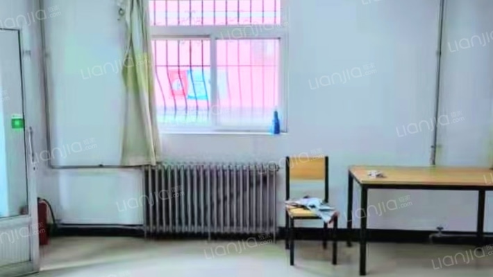 范阳路，板楼南北通透三居，交通方便-卧室A