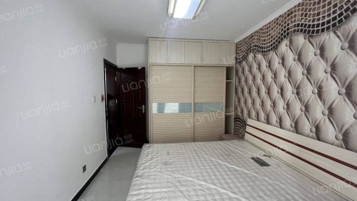 70年大产权，近火车站，一层出行方便-衣帽间