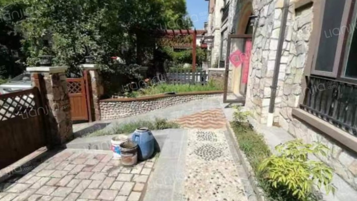 爱丁堡南入户，大院子，精装修品牌家具家电，证满-窗外景观