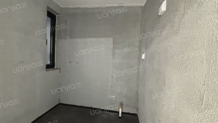 房子属于南北通透三居，双卫毛坯房-卫生间