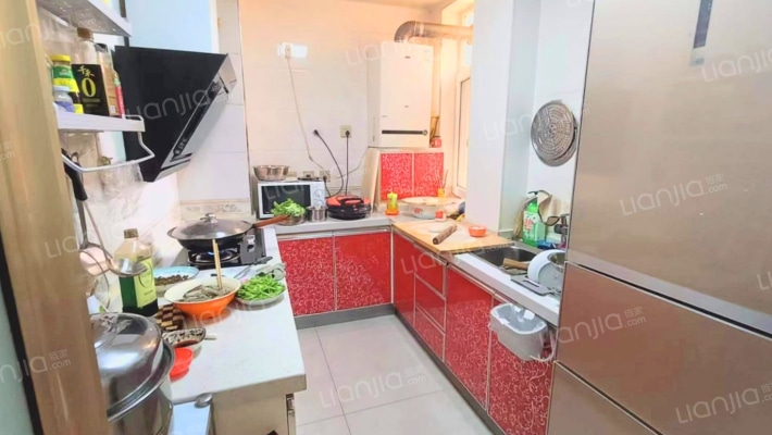 南北通透三居 楼层好 拎包入住 房本满五唯一，税费低-厨房