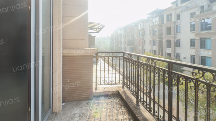 山景叠拼 使用面积300平 小区业主素质高 居家品质高-阳台