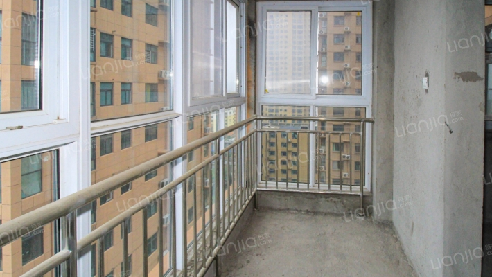 房东急售名天街凌云路三七街鑫鸿嘉园131平3室有证暖-阳台