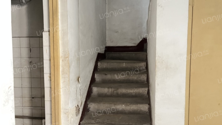 南关 独门独院 可以过户 商品房-楼梯间