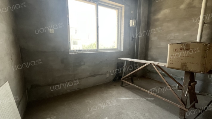 毛坯房，南北通透大三居，三阳开泰，中间楼层-厨房