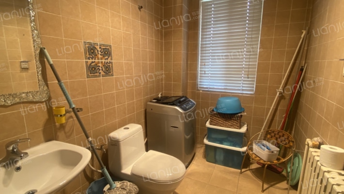 市区精装修的独栋别墅，带大院子，小区位置好-卫生间B