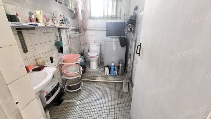 房本满五 过户费低 三连排。。-卫生间