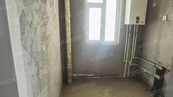 房子满五唯一，毛坯房全阳格局。楼层好。小区环境优美-厨房