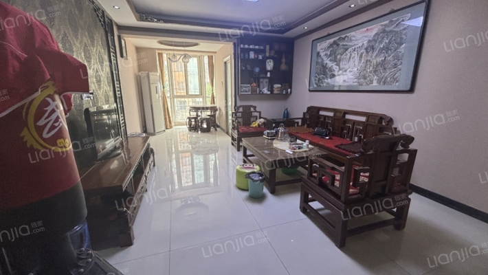 业主急售 房子精装修，挨着德信公园 公摊面积小-客厅