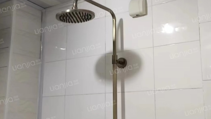 房子精装修，挨着德信公园 公摊面积小-卫生间