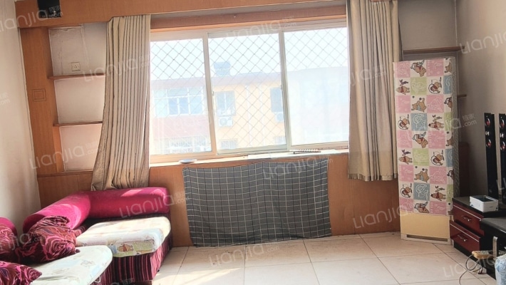 此房为，南北通透采光充足。集中供暖，停车位充足。-客厅