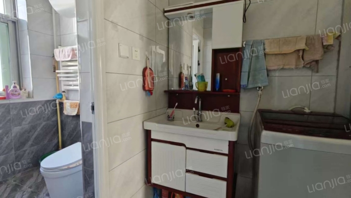 中间楼层，集中供暖，交通方便，精装修-卫生间