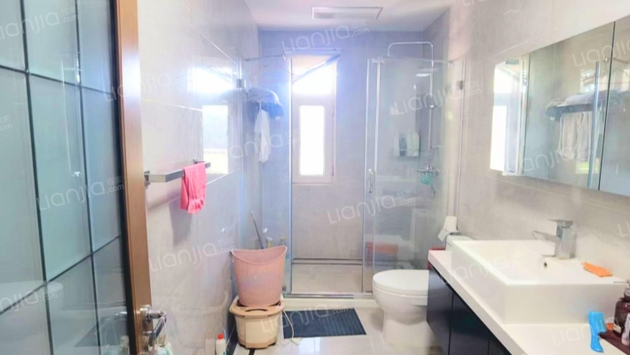 急售临湖大独栋别墅，精装修，价格美丽，风景独好-卫生间A