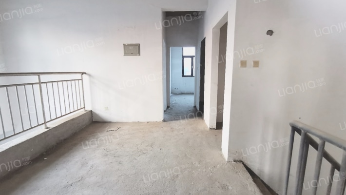 房子是A栋上叠，随时看房，小区环境优美。-客厅B