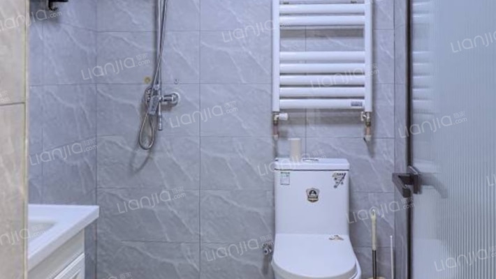 精装修，西向大开间，中高楼层，采光好，视野开阔-卫生间