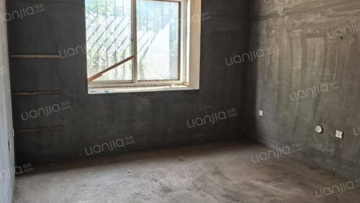 此房有本满五年，精装修，社区安静-卧室A