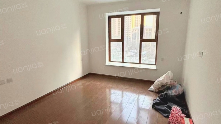 楼栋位置好，前后全天无遮挡东边户南北通透大三居，-卧室A